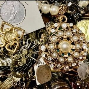 4 lbs Vtg mod jewelry lot~ necklaces, earrings, bracelets broaches & more